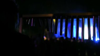 Metal tüpler müzikal tonları rüzgar art arda konserde asılı