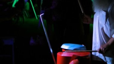 Eller gece konser gösterisinde davul çubukları kullanın