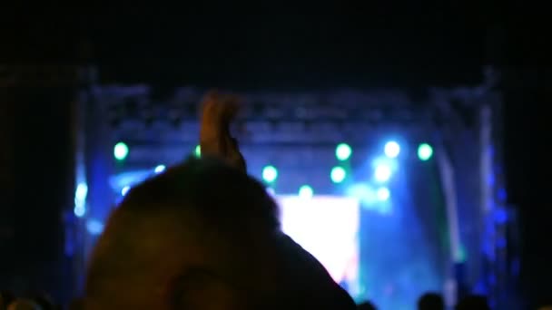 Masculino fã palmas mãos no metal concerto evento mostrar silhueta longo cabelo masculino — Vídeo de Stock