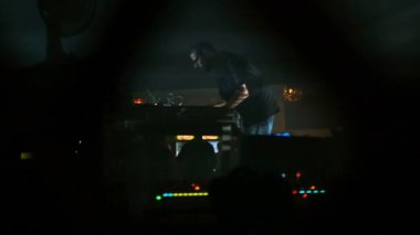Video operatörü çekim Dj gece siluet sahne kameraman konser seti