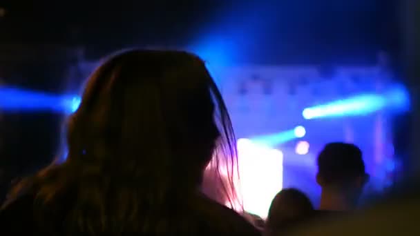 Crowd has fun at metal concert event show shake head silhouette fan long hair — Stock Video