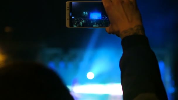 Fläkt ta bild på konsert evenemang Visa hand Silhouette nära — Stockvideo