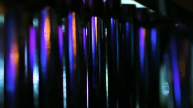 Metal tüpler müzikal tonları rüzgar art arda konserde asılı