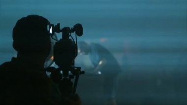 Video operatörü çekim Dj gece siluet sahne kameraman konser seti