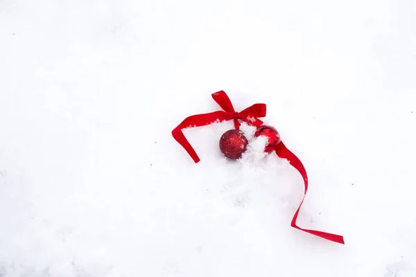メリー クリスマスと幸せな新年の赤ボール — ストック写真