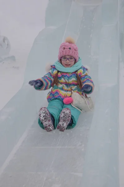 kız bir buz slayt aşağı haddeleme