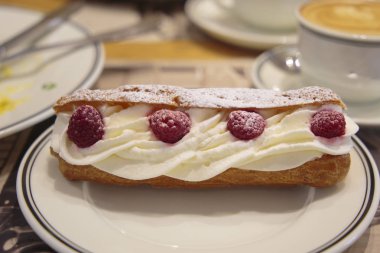 Krema ve ahududu ile Eclair