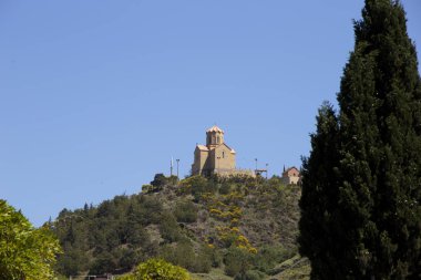 Kilise üstünde belgili tanımlık tepe-in tepe 