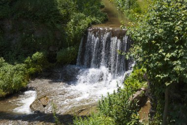 küçük pitoresk dağ şelale arka plan