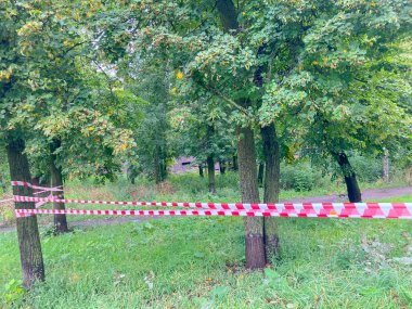 Parkta beyaz ve kırmızı uyarı şeridi