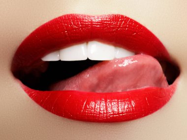Gülümseyen genç kız. Güzellik yüz portre. Seksi dudaklar. Güzellik kırmızı dudak makyaj ayrıntı. Güzel makyaj yakın çekim. Dil ile şehvetli açık ağız. Ruj ve lipgloss