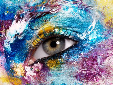 Güzellik, kozmetik ve makyaj. Büyü gibi parlak yaratıcı makyaj ile bakıyorsun. Makro çekim güzel kadının yüzüne mükemmel sanat ile telafi etmek. Kadın göz closeup. Vücut sanatı