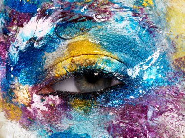 Güzellik, kozmetik ve makyaj. Büyü gibi parlak yaratıcı makyaj ile bakıyorsun. Makro çekim güzel kadının yüzüne mükemmel sanat ile telafi etmek. Kadın göz closeup. Vücut sanatı