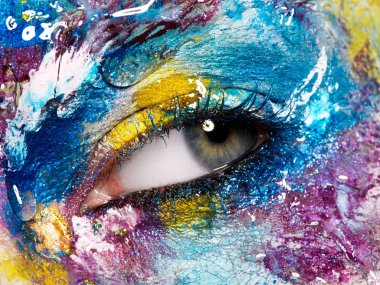 Güzellik, kozmetik ve makyaj. Büyü gibi parlak yaratıcı makyaj ile bakıyorsun. Makro çekim güzel kadının yüzüne mükemmel sanat ile telafi etmek. Kadın göz closeup. Vücut sanatı