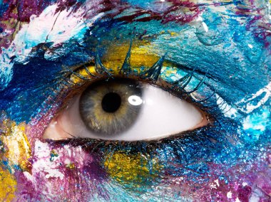 Güzellik, kozmetik ve makyaj. Büyü gibi parlak yaratıcı makyaj ile bakıyorsun. Makro çekim güzel kadının yüzüne mükemmel sanat ile telafi etmek. Kadın göz closeup. Vücut sanatı