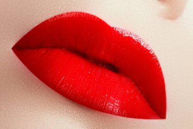 Kozmetik ve makyaj. Kırmızı ruj ve ruj. Moda dudak makyaj. Şehvetli kadın ağız. Güzel kadın dudakları parlak parlak dudak makyaj ile closeup. Güzellik kadın yüzü. Mükemmel temiz cilt
