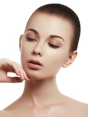 Mükemmel taze cilt ile model. Güzellik esmer modeli. Güzellik Portresi. Güzel spa kız onun yüzüne dokunmak. Gençlik ve cilt bakımı. Beyaz arka plan üzerinde izole