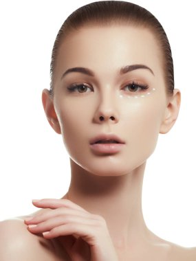 Mükemmel taze cilt ile model. Güzellik esmer modeli. Güzellik Portresi. Güzel spa kız onun yüzüne dokunmak. Gençlik ve cilt bakımı. Beyaz arka plan üzerinde izole