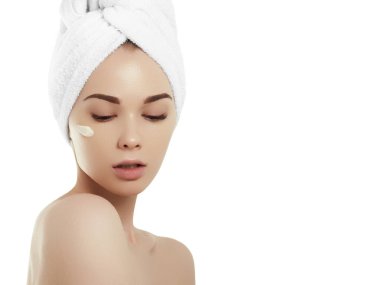 Spa kız. Sonra yüzünü kozmetik krem dokunmadan banyo güzel ve genç birbayan. Mükemmel cilt. Cilt Bakımı. Genç cilt. Beyaz arka plan üzerinde izole kadın güzellik yüz portre
