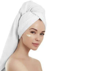 Spa kız. Sonra yüzünü kozmetik krem dokunmadan banyo güzel ve genç birbayan. Mükemmel cilt. Cilt Bakımı. Genç cilt. Beyaz arka plan üzerinde izole kadın güzellik yüz portre