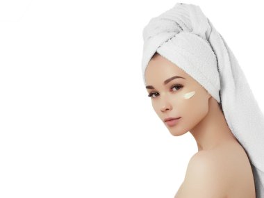 Spa kız. Sonra yüzünü kozmetik krem dokunmadan banyo güzel ve genç birbayan. Beyaz arka plan üzerinde izole kadın güzellik yüz portre