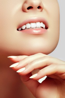 Kadın diş beyazlatma sonra. Mutlu gülümseyen kadın. Diş Sağlığı kavramı. Sözel kaygı. Güzel beyaz dişler. Stomatology kavramı. Temiz cilt güzel model kızla
