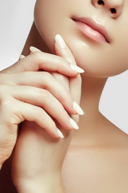 Genç kadının Pembe dudakları ve beyaz arka plan üzerinde boyun Close-up. Mükemmel lps. Seksi kız ağız yakın çekim. Güzellik genç kadın gülümseme. Dudak büyütme. Temiz cilt güzel model kız. Cilt Bakımı