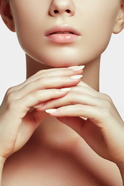 Genç kadının Pembe dudakları ve beyaz arka plan üzerinde boyun Close-up. Mükemmel lps. Seksi kız ağız yakın çekim. Güzellik genç kadın gülümseme. Dudak büyütme. Temiz cilt güzel model kız. Cilt Bakımı