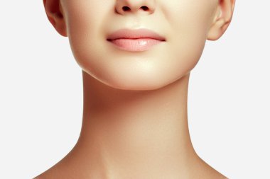 Spa ve Güzellik Salonu. Mükemmel dudaklar. Seksi kız ağız yakın çekim. Güzellik genç kadın gülümseme. Doğal Tombul dolgun dudaklar. Dudak büyütme. Yakın çekim ayrıntı. Cilt bakım kavramı