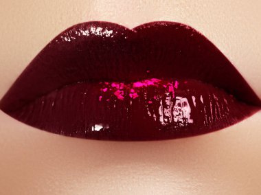 Tam güzel kadının dudakları parlak moda parlak şarap makyaj ile Close-up. Güzellik makyaj. Pembe pigment ile güzel koyu kırmızı dudaklar. Mükemmel dudak makyaj