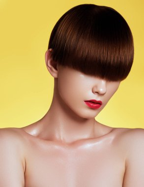 Güzellik modeli mükemmel parlak kahverengi saçlı. Yakın çekim portre. Kısa esmer Bob temiz temiz saçlı güzel bir kadın portresi