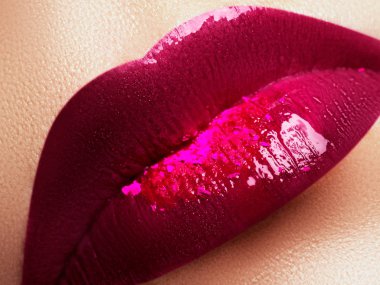 Tam güzel kadının dudakları parlak moda parlak pembe makyaj ile close-up. Makro pembe dudak makyaj ile vurdu. Pembe pigment ile güzel kırmızı dudaklar. Güzellik ve moda kavramı