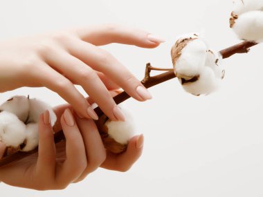 El Cilt Bakımı. Portre resim güzel kadının el ile hafif pembe manikür çivi üzerinde. Eller için krem manikür ve güzellik bakımı. Şık ve zarif eller ince parmaklı.