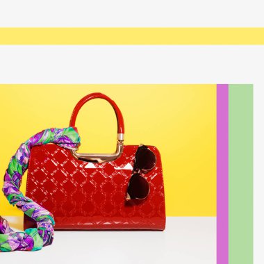 Bayan moda aksesuarlar. Çanta, güneş gözlüğü ve eşarp parlak sarı bir arka plan üzerinde. Trend yaz. Minimalist moda ve Güzellik fotoğraf. Alışveriş için seviyorum