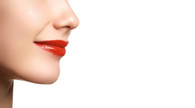 Kozmetik, makyaj ve trendler. Parlak dudak parlatıcısı ve ruj. Kırmızı dudak makyajlı güzel bir kadın ağzı. Kadın yüzünün güzel bir parçası. Kırmızı ışıkta kusursuz temiz ten
