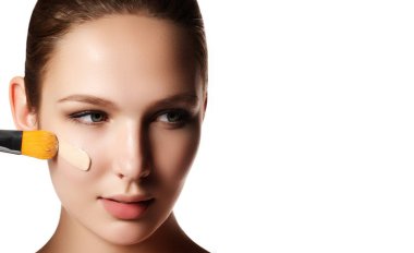 Güzellik kız makyaj fırçaları ile. Doğal makyaj mavi gözlü esmer kadın için. Güzel yüzüm. Makyaj. Mükemmel cilt. Makyaj uygulamak