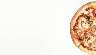 Minimalist tarzı. Lezzetli İtalyan pizza beyaz arka plan üzerinde düz yatıyordu fotoğrafı. Peynir ve biber. Lezzetli yemekler
