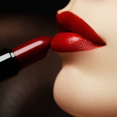 Güzellik dudaklar. Güzel yakın çekim, harika bir fikir kozmetik reklam için dudakları. Aşırı yakın çekim modeli uygulanan kırmızı ruj. Makyaj. Profesyonel moda retro makyaj. Kırmızı ruj