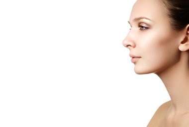 Kalıcı makyaj kozmetik. Güzel bir kadın modeli yüz beyaz arka plan üzerinde temiz cilt ile portre portre. Doğal Cilt Bakımı güzellik, temiz yumuşak deri. Kaplıca tedavisi