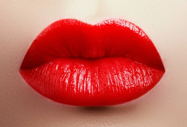 Cosméticos Maquillaje Brillo Labial Rojo Lápiz Labial Maquillaje Labios Moda — Foto de Stock