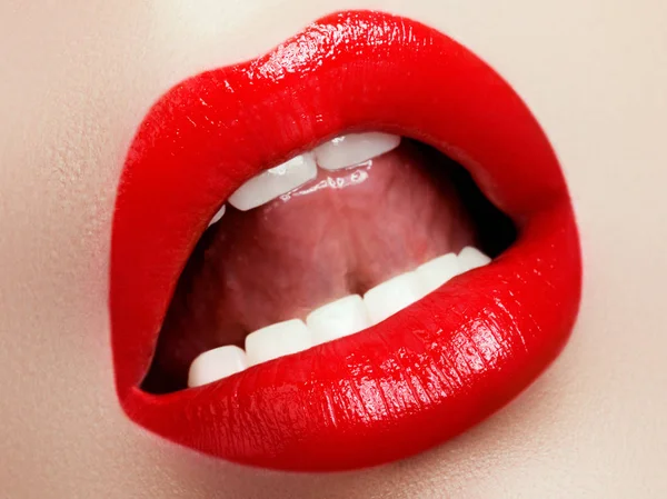 Cosméticos Maquillaje Brillo Labial Rojo Lápiz Labial Maquillaje Labios Moda — Foto de Stock