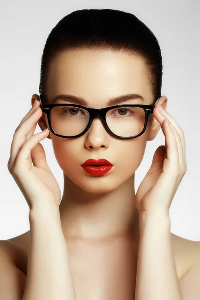 Krása Sexy Módní Model Dívka Která Nosí Brýle Izolované Bílém — Stock fotografie