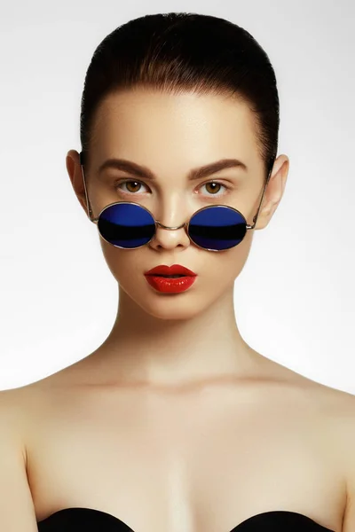 Krásy Portrét Ženy Krásná Brunetka Model Stylový Účes Sluneční Brýle — Stock fotografie