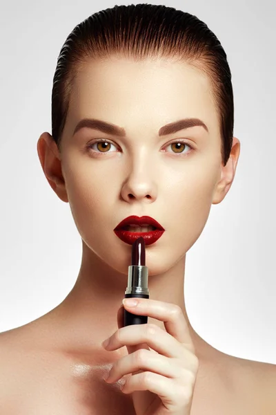 Kosmetyki Makijaż Idealny Makijaż Ust Modelka Zastosowaniu Pomadki Piękna Młoda — Zdjęcie stockowe