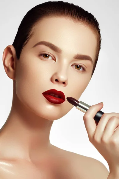 Cosméticos Maquiagem Maquiagem Perfeita Para Lábios Modelo Moda Aplicando Batom — Fotografia de Stock