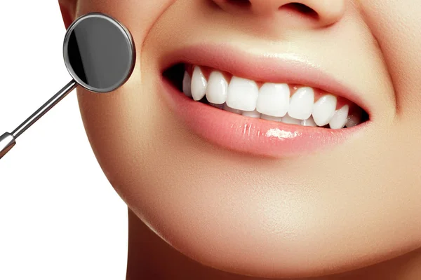 Жінка Посміхається Здорові Зуби Білої Жінки Дзеркало Стоматолога Роті Крупним — стокове фото
