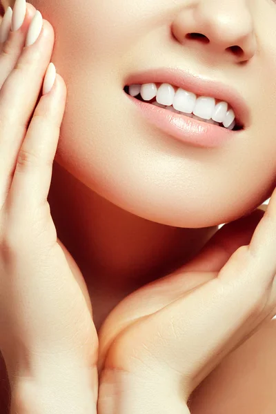 Sorriso Mulher Feliz Macro Com Dentes Brancos Saudáveis Maquiagem Lábios — Fotografia de Stock