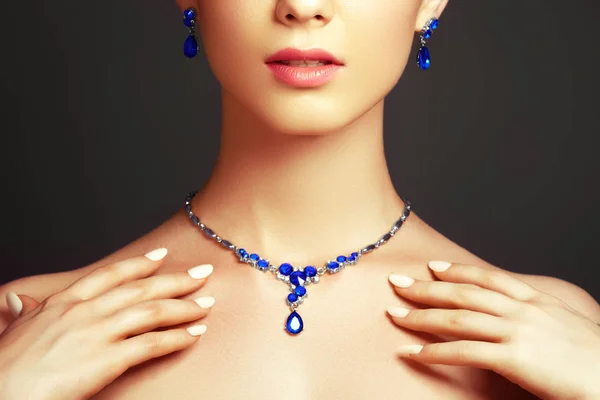 Κομψά Μοντέρνα Γυναίκα Κοσμήματα Όμορφη Γυναίκα Ένα Κρύσταλλο Κολιέ Ομορφιά — Φωτογραφία Αρχείου
