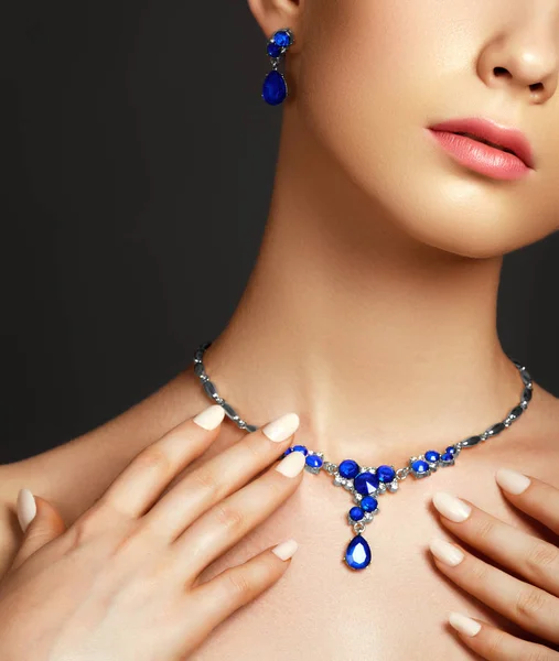 Mücevherleri Olan Güzel Kadın — Stok fotoğraf