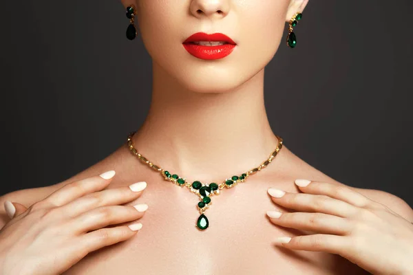 Κομψά Μοντέρνα Γυναίκα Κοσμήματα Όμορφη Γυναίκα Σμαραγδένιο Κολιέ Νεαρά Ομορφιά — Φωτογραφία Αρχείου